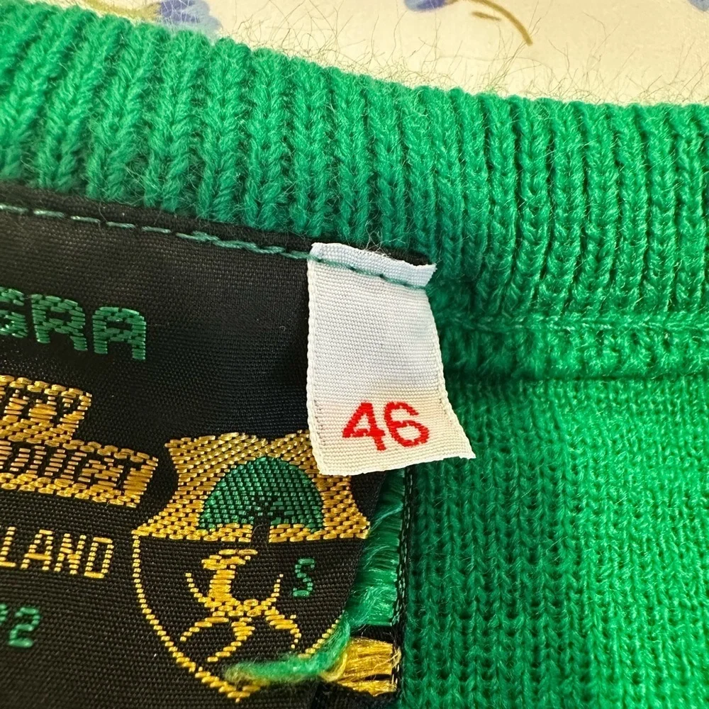 VTG Men’s Sz: 46 S Emerald Isle Bright Green Embroidered Vneck Pullover Sweater.